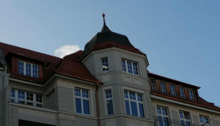 Wyremontowany dach obiektu UM Wrocławia od strony ul. Piłsudskiego.